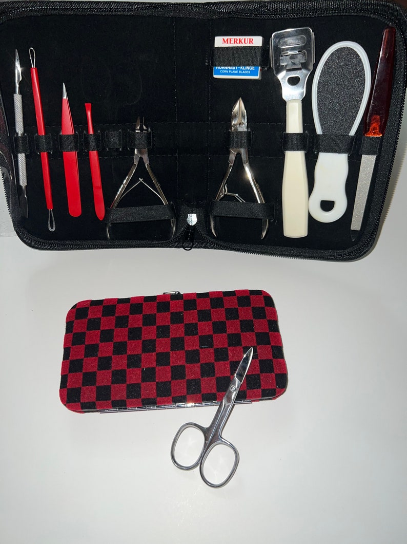 Unisex Facial-Manicure And Pedicure Set 11 Pieces New Carrying Case Included