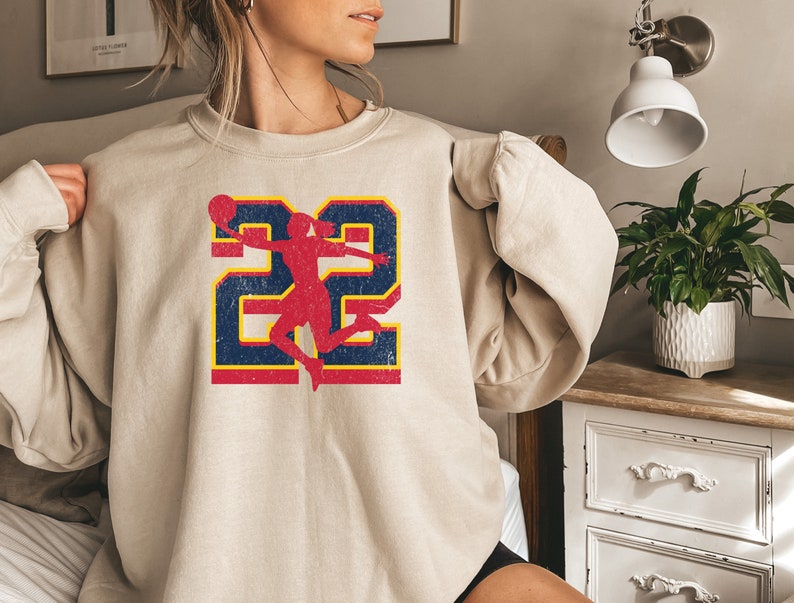 Caitlin Clark Sweatshirt Vintage Women Caitlin Clark Sweater Men Retro Indiana Fever Crewneck Distressed Caitlin Clark Gift WNBA Fever Shirt