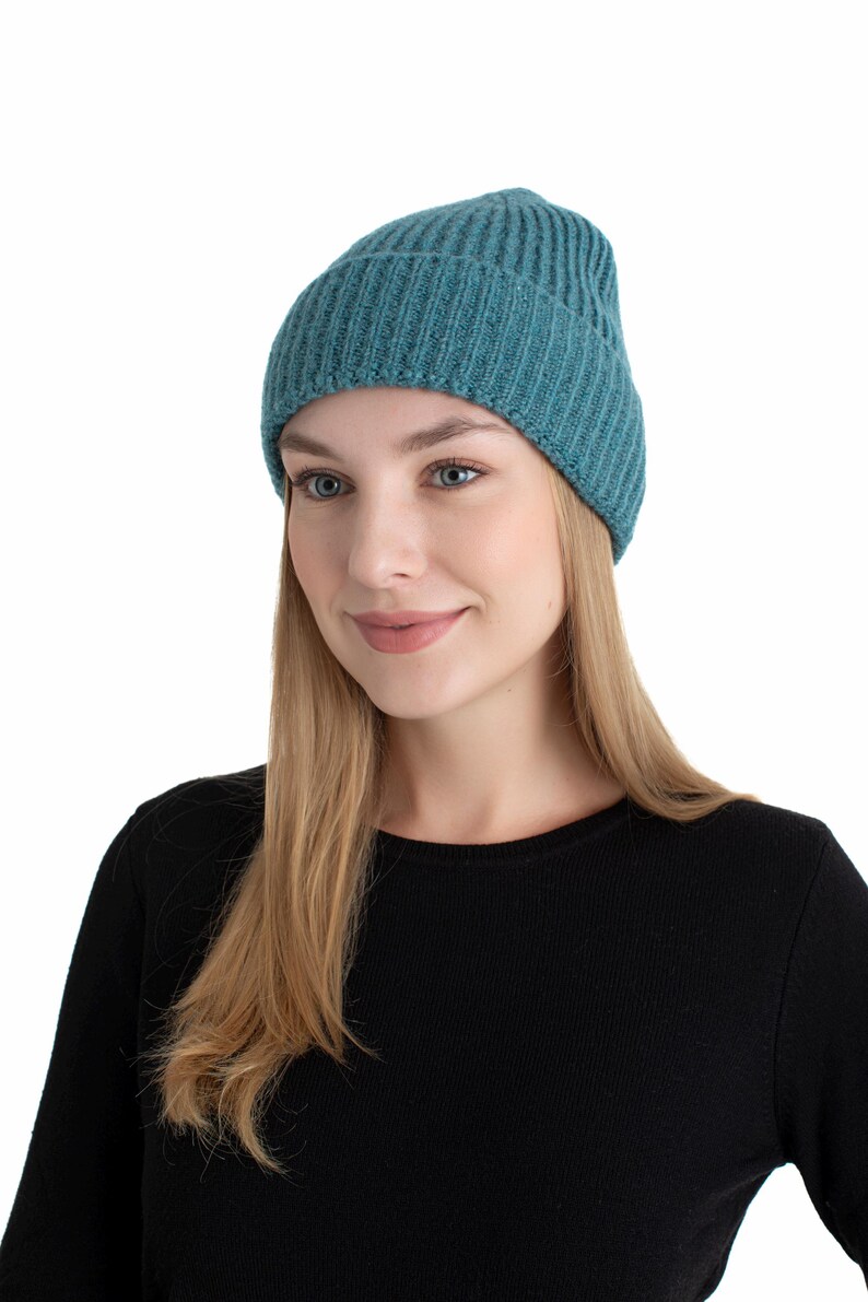 Aqua Blue Seamless Ribbed Beanie Cap, Pompom Customized Unisex Wool Beanie, Winter Man Skull Cap, Cuffed Knit Women Super Soft Beanie