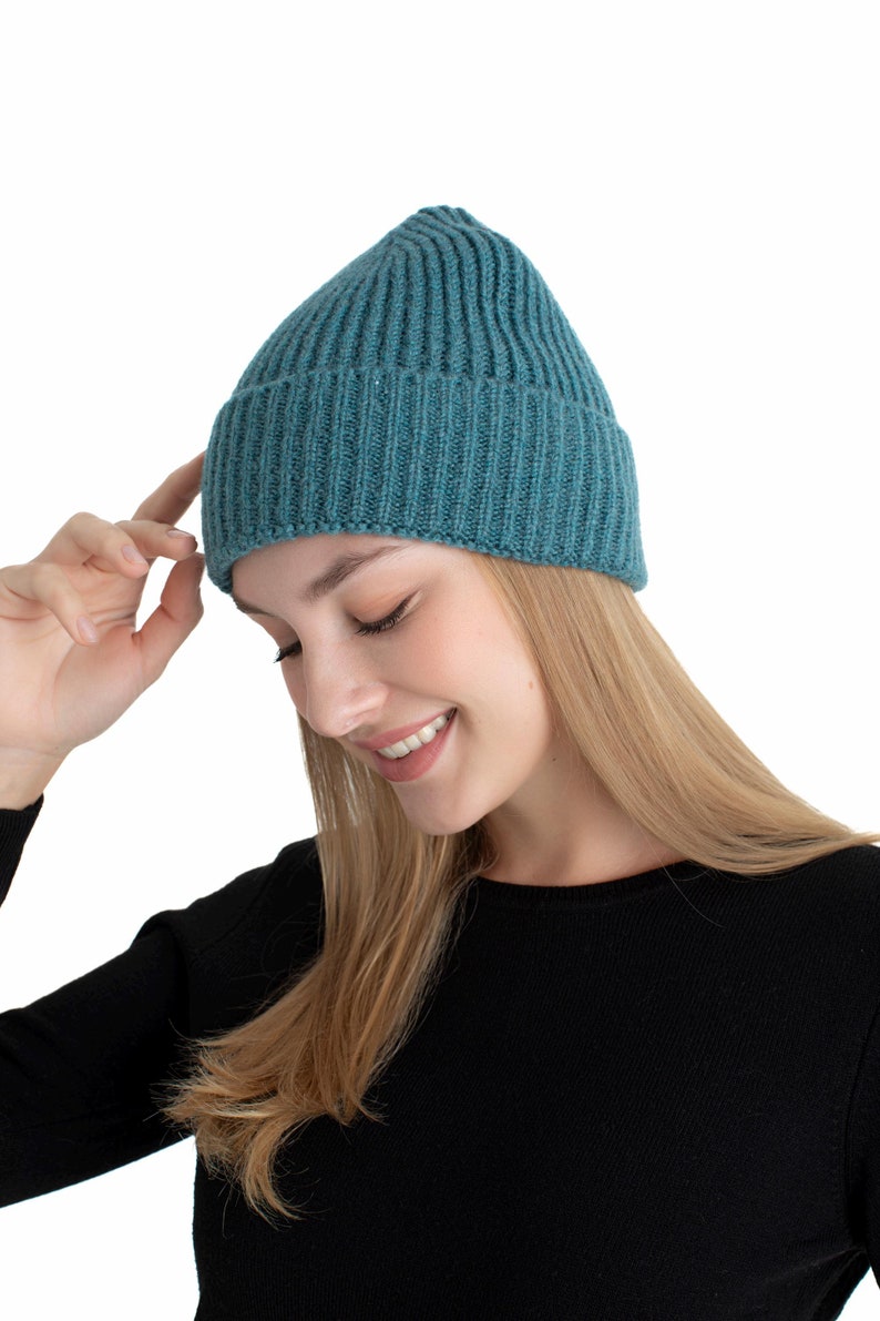 Aqua Blue Seamless Ribbed Beanie Cap, Pompom Customized Unisex Wool Beanie, Winter Man Skull Cap, Cuffed Knit Women Super Soft Beanie