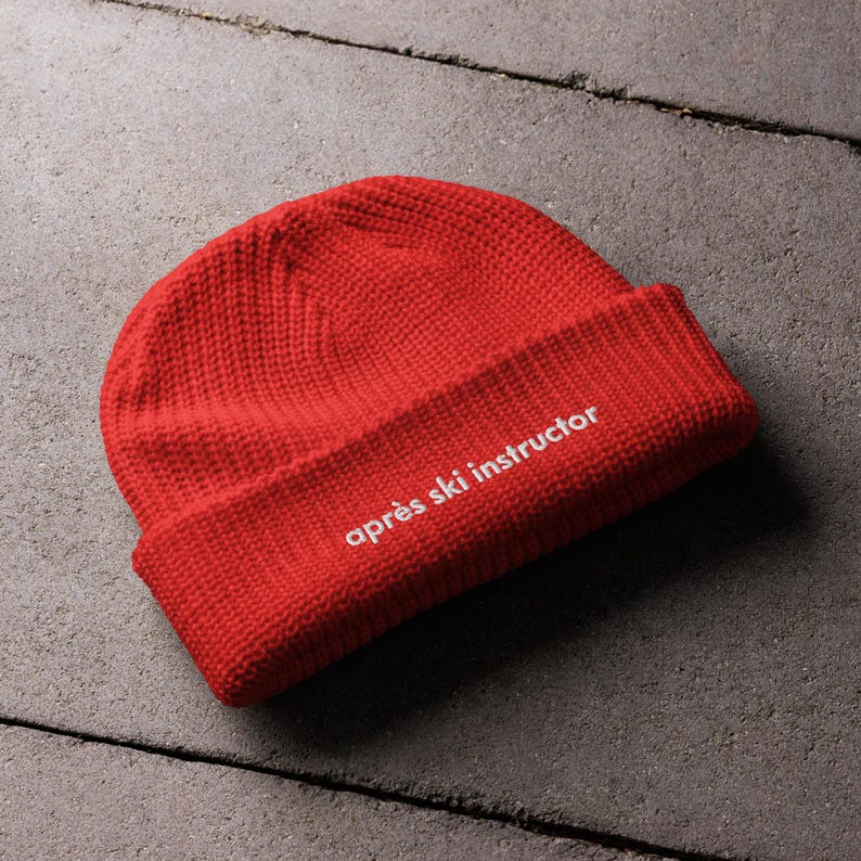 Apres Ski Instructor. Knit Beanie | Retro Beanie - Ideal Christmas Gift for the Stylish Ski Culture Enthusiast. A Must-Have for Apres Ski!