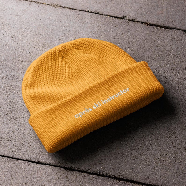 Apres Ski Instructor. Knit Beanie | Retro Beanie - Ideal Christmas Gift for the Stylish Ski Culture Enthusiast. A Must-Have for Apres Ski!