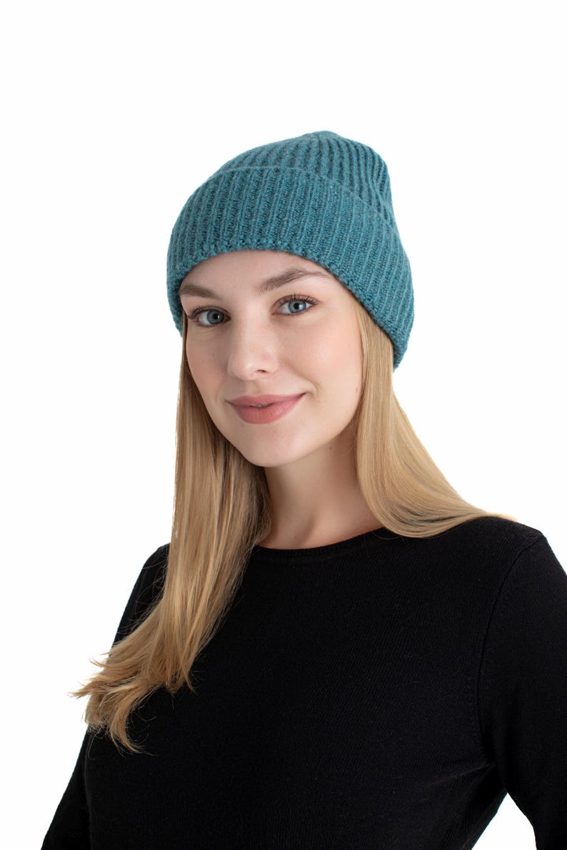 Aqua Blue Seamless Ribbed Beanie Cap, Pompom Customized Unisex Wool Beanie, Winter Man Skull Cap, Cuffed Knit Women Super Soft Beanie